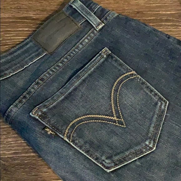Levi’s Dark Rinse Mid Rise Crop - Picture 2 of 6